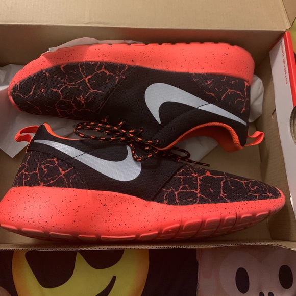 Youth sz 6.5 Nike Roshe One sneakers worn one time - Picture 2 of 6